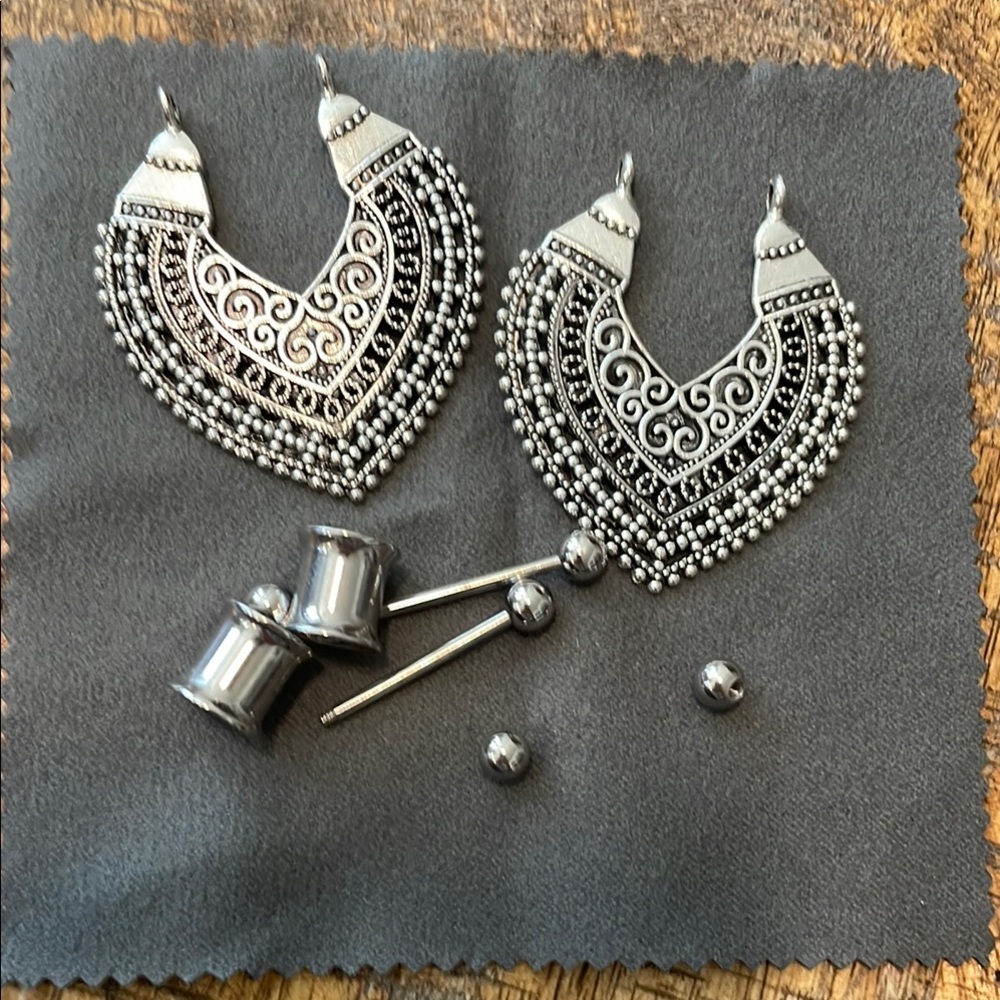 Elegant Silver and Black Filigree Earrings